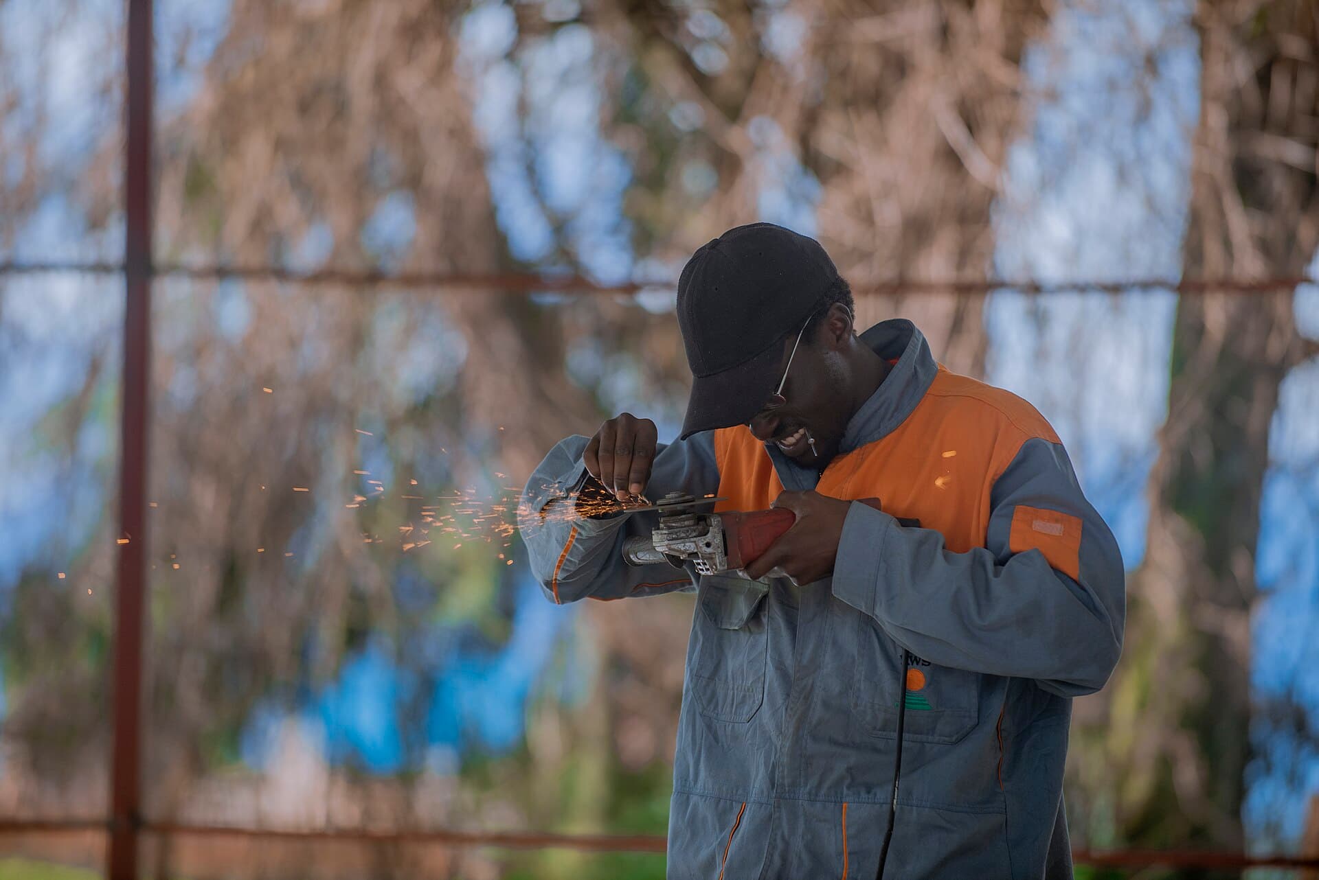 Soldador trabajando con esmeril